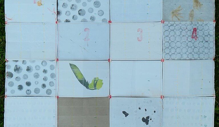 A_Planfaltung_Papier_genaeht_Holzlettern_gestempelt.jpg  
