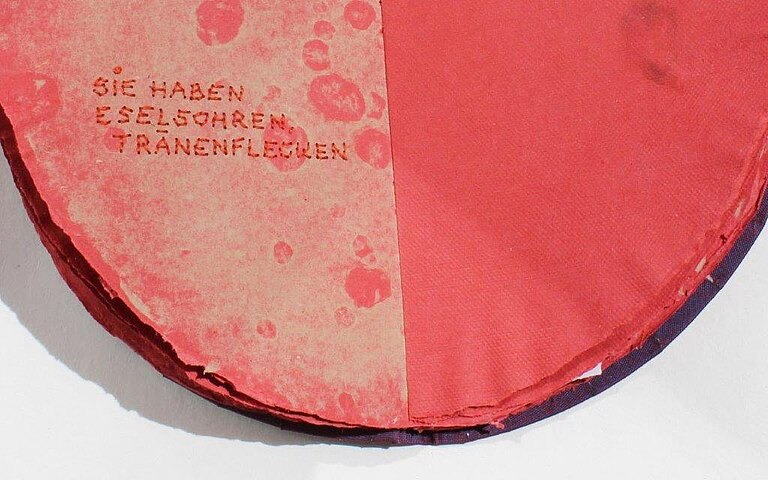 A_Rotes_Buch_Text_gestickt.jpg  