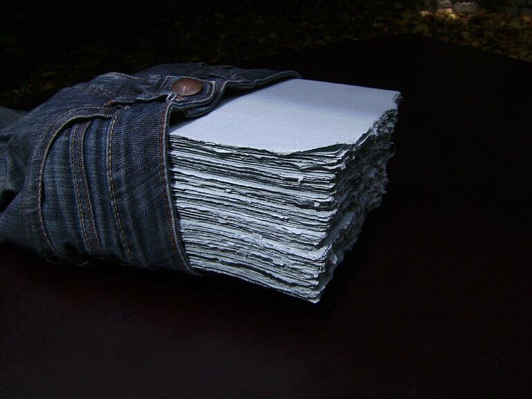 Papier__alte_Blue_Jeans_lässt_sich_sehr_gut_zu_Papier_verarbeiten.jpg 