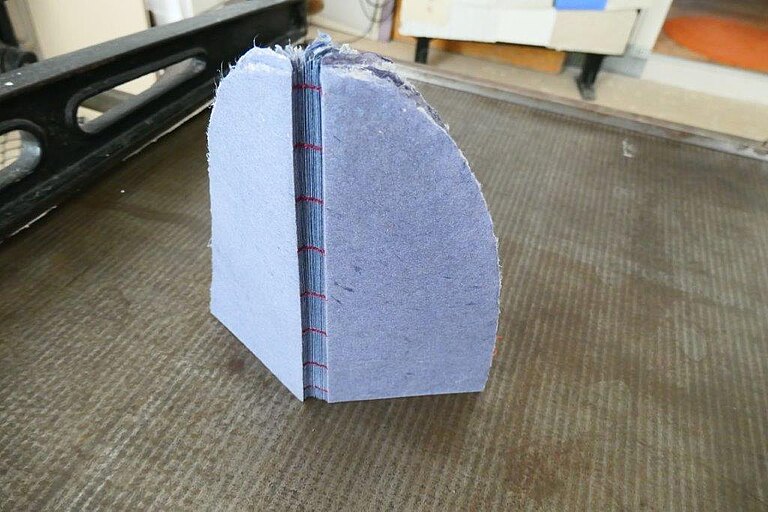 A_Kalenderobjekt_a_koptische_Bindung_handgeschoepfte_Papiere.jpg  