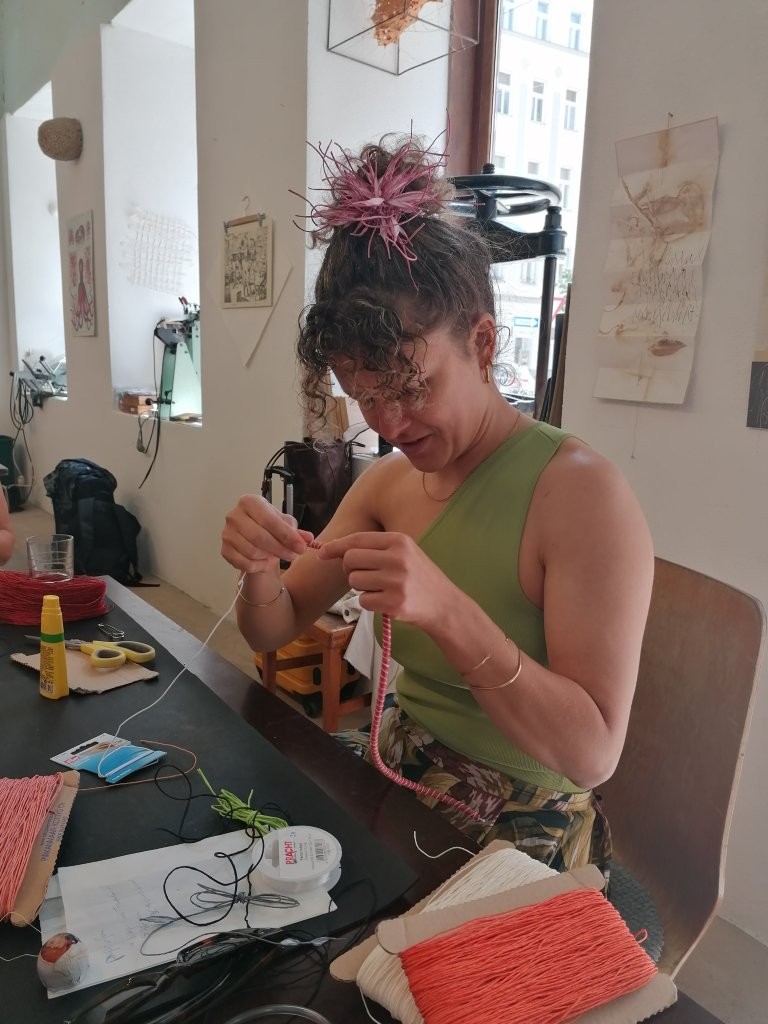 A_Sophie_Plunger_mit_Kopfschmuck.jpg 