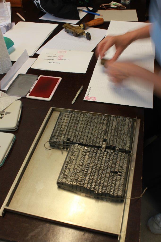 Papier_handgeschoepft_Tageseinteilung_im_Tintenstrahldruck_Monate_gestempelt_Arbeit_von_Viktoria_Workshopteilnehmerin_2.jpg  